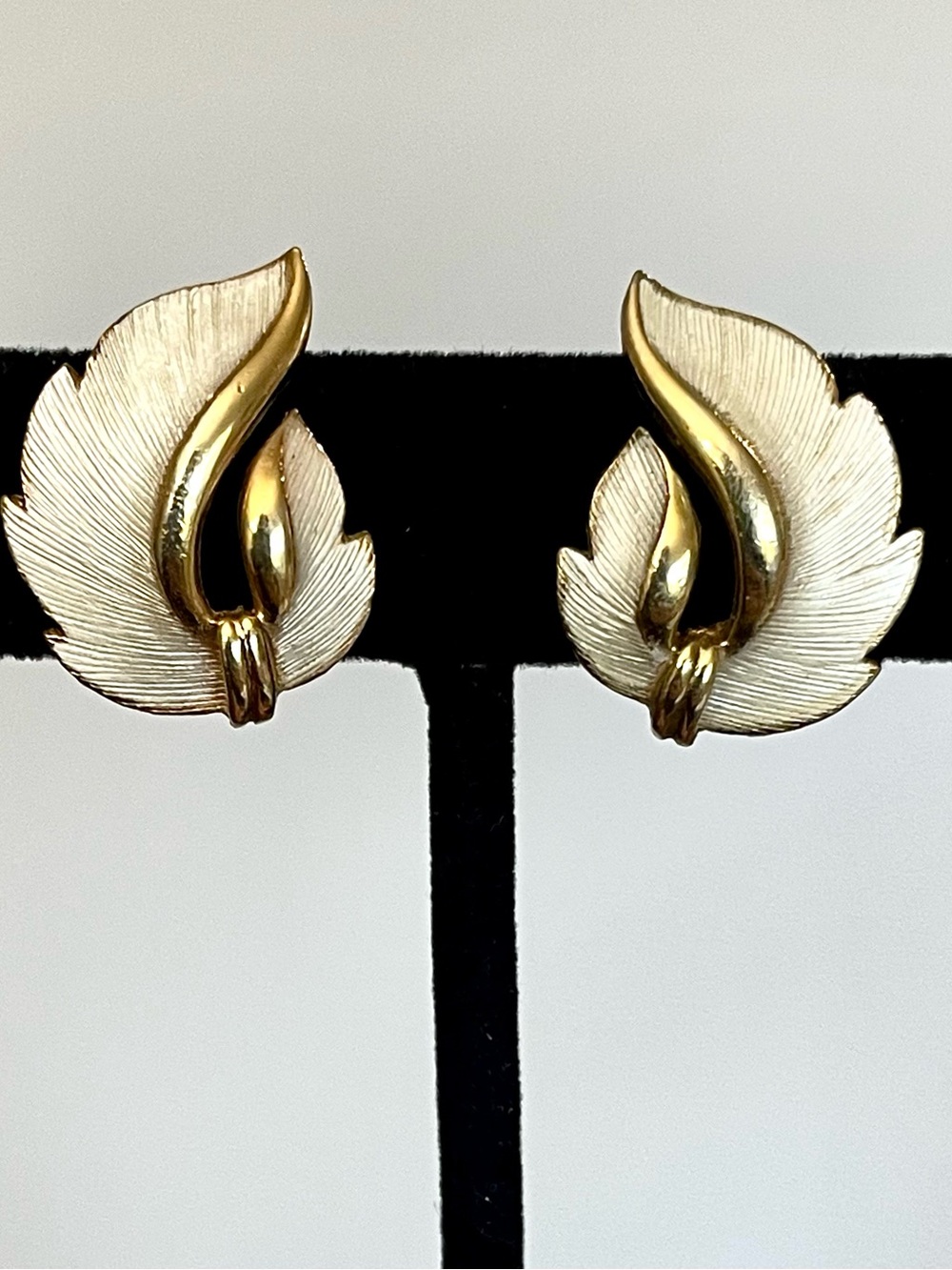 Vintage White Enamel Leaf Gold Tone Clip On Earrings Textured Retro Shabby Chic - Picture 2 of 8